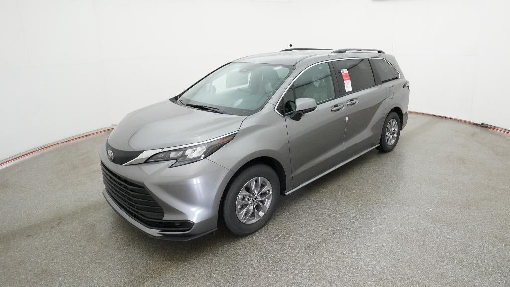 2026 Toyota Sienna LE 8-Passenger Hybrid AWD's photo