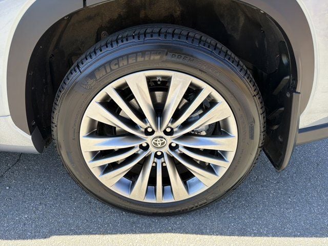 2021 Toyota Highlander Hybrid Platinum