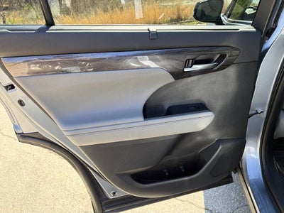 2021 Toyota Highlander Hybrid Platinum
