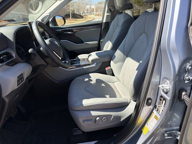 2021 Toyota Highlander Hybrid Platinum