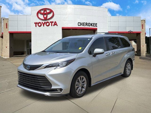 2025 Toyota Sienna XLE 8-Passenger Hybrid FWD's photo
