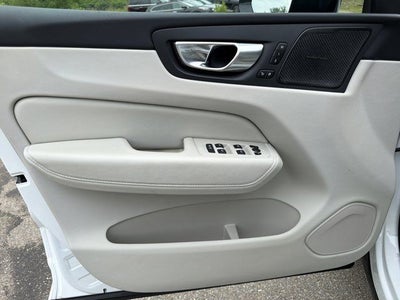 2024 Volvo XC60 B5 Ultimate Dark Theme