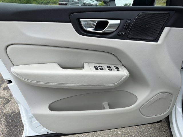 2024 Volvo XC60 B5 Ultimate Dark Theme
