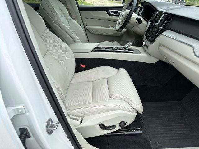 2024 Volvo XC60 B5 Ultimate Dark Theme