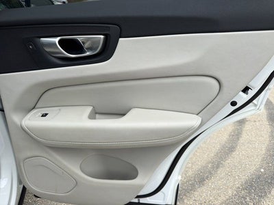 2024 Volvo XC60 B5 Ultimate Dark Theme