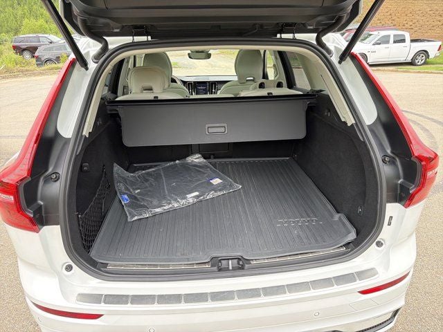 2024 Volvo XC60 B5 Ultimate Dark Theme