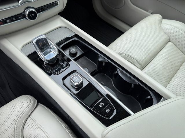 2024 Volvo XC60 B5 Ultimate Dark Theme