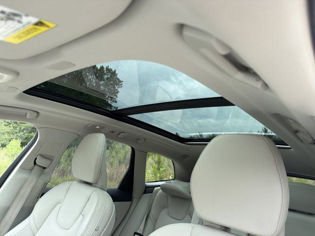 2024 Volvo XC60 B5 Ultimate Dark Theme