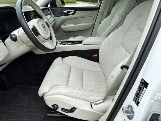 2024 Volvo XC60 B5 Ultimate Dark Theme